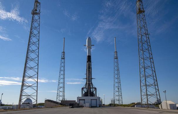 El cohete de SpaceX, preparado desde la zona de lanzamiento de Cabo Cañaveral.