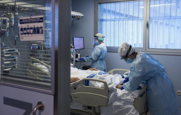 Personal sanitario atendiendo a un paciente ingresado en la Unidad de Cuidados Intensivos (UCI) para enfermos de coronavirus del Hospital Universitario Dr. Josep Trueta de Girona