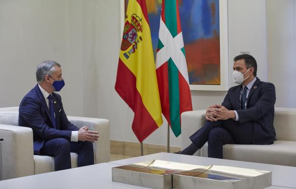 El Lehendakari, Iñigo Urkullu (i) y el presidente del Gobierno central, Pedro Sánchez (d) durante una reunión en el Palacio de La Moncloa, en Madrid (España), a 25 de enero de 2021.