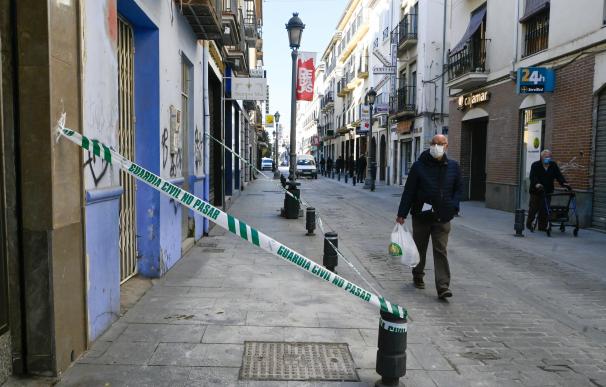Un ciudadano pasa junto una sección de una calle precintada por seguridad en la localidad granadina de Santa Fe, este jueves, tras el terremoto de 4.5 que sacudió la provincia de Granada.