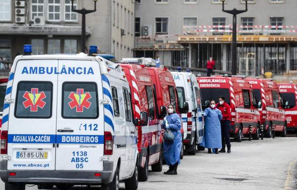 Cola de ambulancias para la preselección de pacientes a su llegada al Hospital Santa María de Lisboa