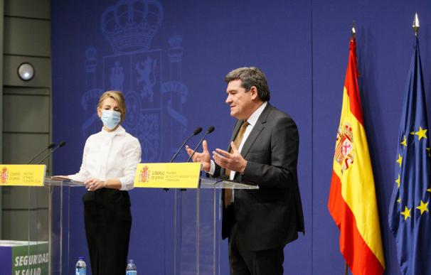 La ministra de Trabajo, Yolanda Díaz, en el Congreso, junto al de Seguridad Social, José Luis Escrivá