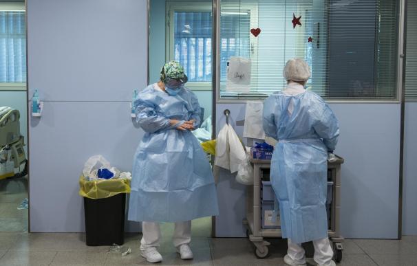 Personal sanitario de la Unidad de Cuidados Intensivos (UCI) para enfermos de coronavirus del Hospital Universitario Dr. Josep Trueta de Girona