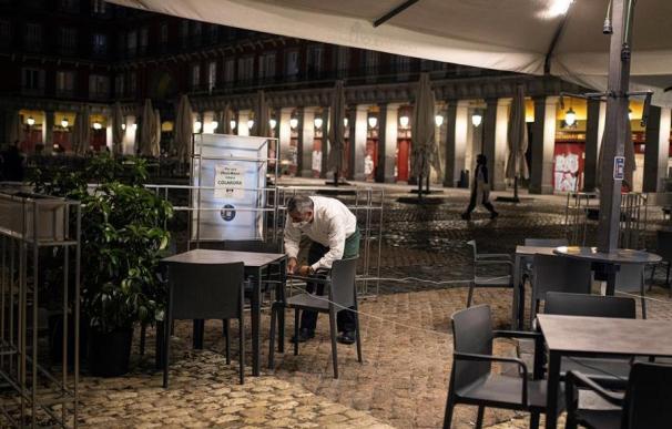 Bares y restaurantes de la madrileña Plaza Mayor proceden al cierre a las 21.00 horas.