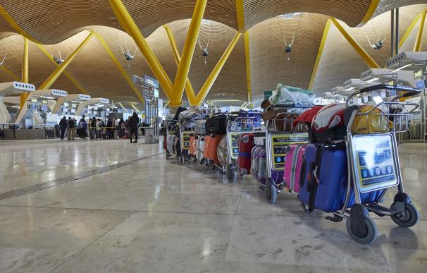 Una fila de maletas distribuidas en las instalaciones de la Terminal 4 del aeropuerto Madrid-Barajas Adolfo Suárez, en Madrid