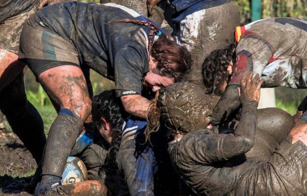 La batalla del barro enfrenta a la clase política por un campo digno de rugby en Oviedo.