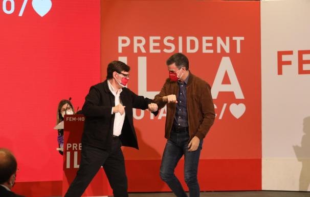 El presidente del Gobierno, Pedro Sánchez, en un acto de campaña con el candidato del PSC, Salvador Illa.-