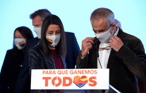 El candidato a la presidencia de la Generalitat por Ciudadanos Carlos Carrizosa y la presidenta del partido Inés Arrimadas comparecen para valorar los resultados electorales.