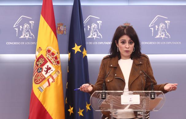 .La portavoz parlamentaria del PSOE, Adriana Lastra, responde en una rueda de prensa posterior a una reunión de la Junta de Portavoces en el Congreso de los Diputados, en Madrid (España), a 16 de febrero de 2021