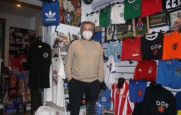 Fernando, propietario de 'Don Deporte', una tienda clave de Madrid de material de fútbol.