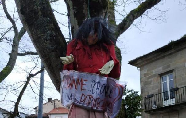 Una muñeca ahorcada con la cara de la vicepresidenta Carmen Calvo.