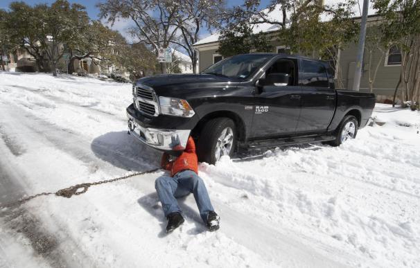 Un hombre intenta arreglar su vehículo en plena ola de frío en Austin, Texas.