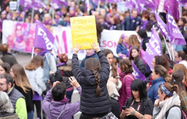 Una niña con un cartel en el que pone "A sociedad machista educación feminista" en la manifestación del 8M (Día Internacional de la Mujer), en Madrid a 8 de marzo de 2020. 8M;FEMINISMO;MADRID;MANIFESTACIÓN Jesús Hellín / Europa Press (Foto de ARCHIVO) 8/3/2020