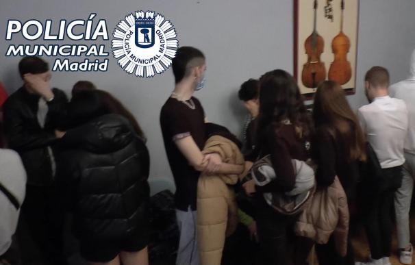Una de las fiestas ilegales desalojadas en Madrid, con 66 jóvenes (11 menores) en un local comercial de la calle Espejo.