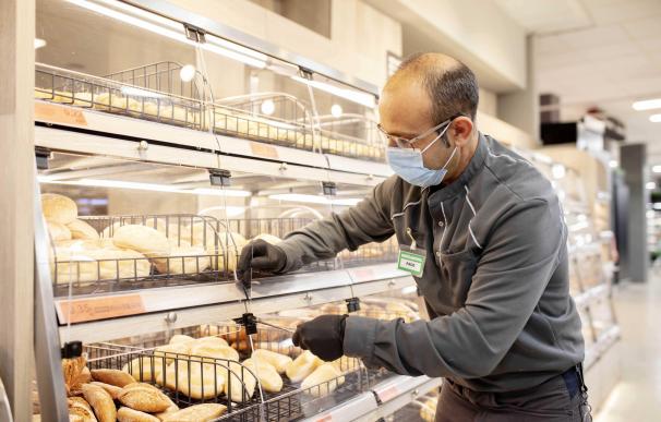 Trabajador de Mercadona en un supermercado de Valencia MERCADONA 1/3/2021