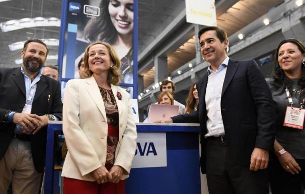 La vicepresidenta económica, junto al presidente de BBVA España, Carlos Torres.