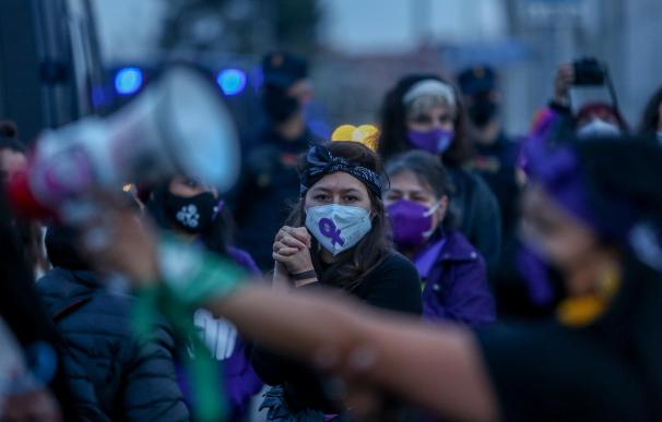 Varias mujeres participan en una marcha y batukada feminista en el CIE de Aluche, en Madrid (España), a 5 de marzo de 2021.