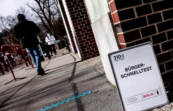 Berlin (Germany), 09/03/2021.- A sign reads in German 'Citizens' Rapid Test' as people arrive at a coronavirus COVID-19 rapid test center in Berlin, Germany, 09 March 2021. From 08 March, the German federal government will finance one rapid test per week for every citizen. The test is covered by German health insurence. (Alemania) EFE/EPA/FILIP SINGER