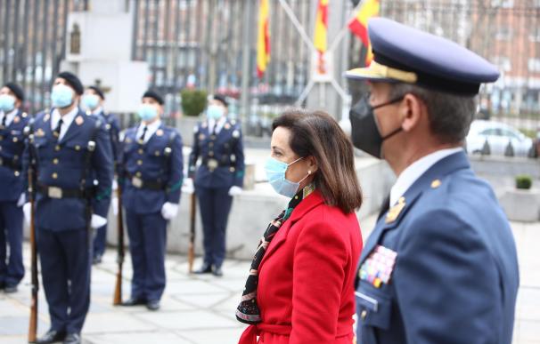 La ministra de Defensa, Margarita Robles (i), y el anterior Jefe del Estado de la Defensa, Miguel Ángel Villarroya