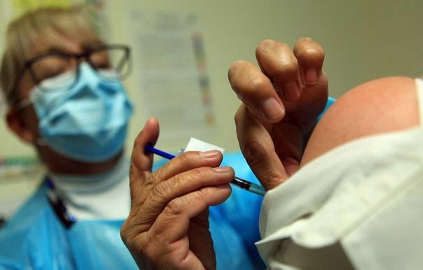 Pfizer adelanta 10 millones de vacunas en mitad de la crisis con AstraZeneca