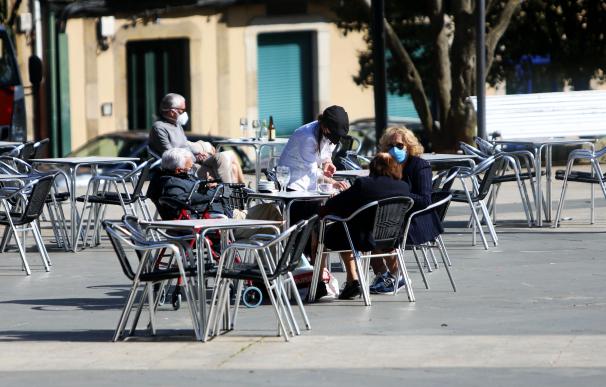 Comensales disfrutan en la terraza de un restaurante con un 30% de aforo permitido en el área sanitaria de Ferrol,