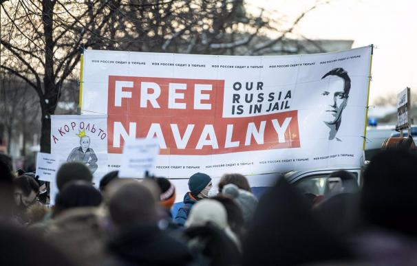 31/01/2021 31 January 2021, Berlin: Demonstrators hold a banner reads "Free Navalny" during a demonstration against the detention of Russian opposition leader Alexei Navalny. Navalny was immediately detained upon his arrival in Moscow earlier this month after receiving treatment in Germany following a near-fatal assassination attempt. Photo: Fabian Sommer/dpa POLITICA INTERNACIONAL Fabian Sommer/dpa
