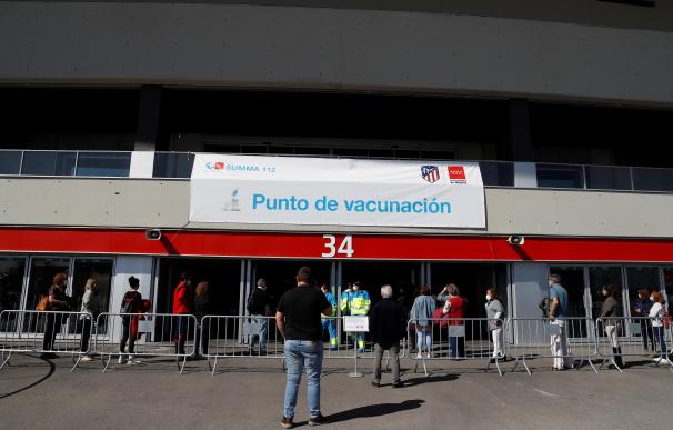 Varios ciudadanos hacen cola ante el estadio Wanda Metropolitano para vacunarse contra la COVID-19. EFE/J.J. Guillén/Archivo