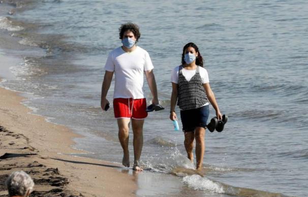 Sanidad propone mascarilla en la playa solo para pasear y si no hay distancia
