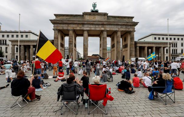 Protesta en la puerta de Brandenburgo, en Berlín contra las medidas del Gobierno alemán para afrontar la pandemia de coronavirus