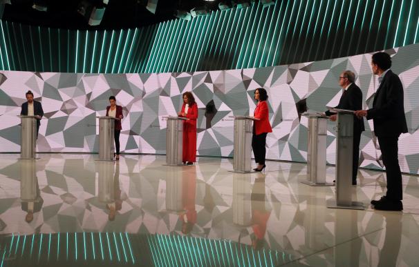 Los candidatos a la presidencia de la Comunidad de Madrid antes del inicio del debate que se celebra hoy miércoles en los estudios de Telemadrid.