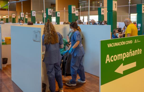 Una persona recibe la primera dosis de la vacuna contra el Covid-19, a 28 de abril de 2021, en el Estadio de la Cartuja, en Sevilla, (España) Eduardo Briones / Europa Press 28/4/2021