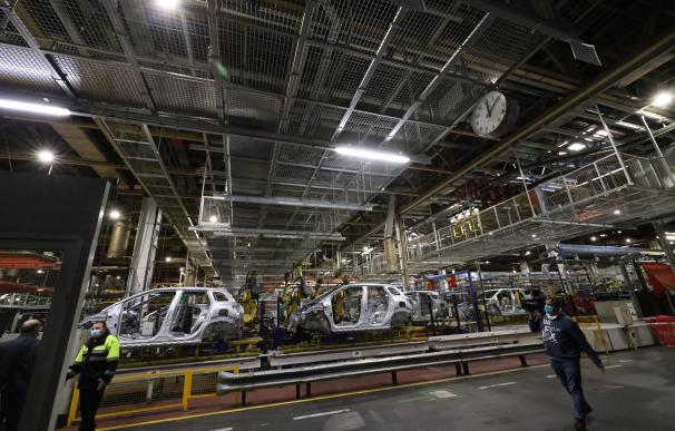 Trabajadores durante su jornada laboral en la planta de Opel/PSA de Figueruelas