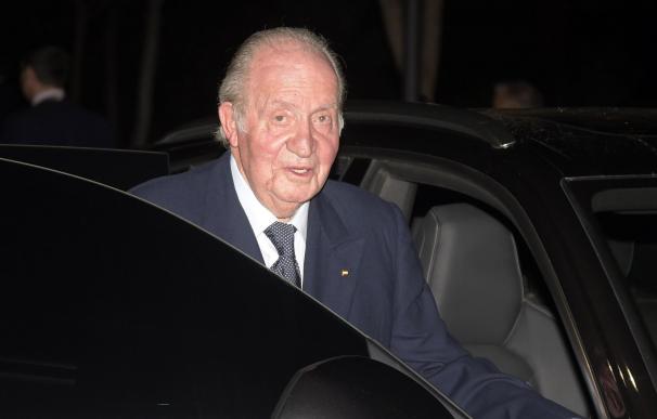 El Rey Juan Carlos I, saliendo del coche