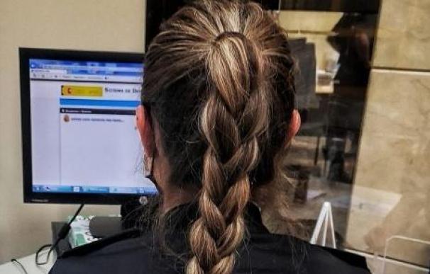 Imagen agente Policía Nacional delante de un ordenador
