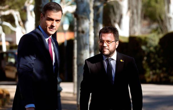 El presidente del Gobierno, Pedro Sánchez, junto al futuro president catalán, Pere Aragonés.