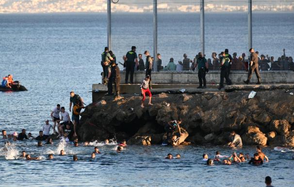 Personas migrantes en la playa del Tarajal, a 17 de mayo de 2021, en Ceuta (España). España ha movilizado al Ejército en la ciudad tras la entrada de más de 5.000 marroquíes en 24 horas.
17 MAYO 2021;CEUTA;INMIGRACIÓN;MARRUECOS
Antonio Sempere / Europa Press
17/5/2021