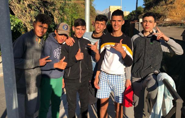 Jóvenes marroquíes en Ceuta