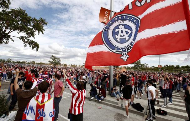 Miles de aficionados rojiblancos animan al equipo en las afueras del Wanda Metropolitano antes del partido de la jornada 37 de Liga que Atlético de Madrid y Osasuna juegan hoy domingo.