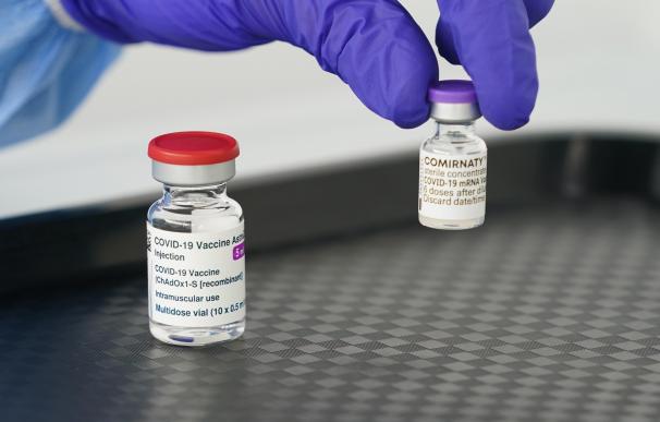 23 April 2021, Schleswig-Holstein, Husum: A healthcare worker holds a Astrazeneca vaccine vial at the laboratory of the Husum Vaccination Centre. Photo: Marcus Brandt/dpa
23/4/2021 ONLY FOR USE IN SPAIN