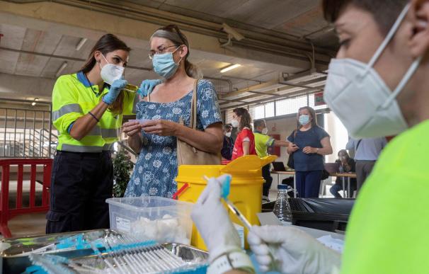 Una enfermera pone la vacuna de Pfizer contra el Covid en el estadio Nueva Condomina de Murcia.