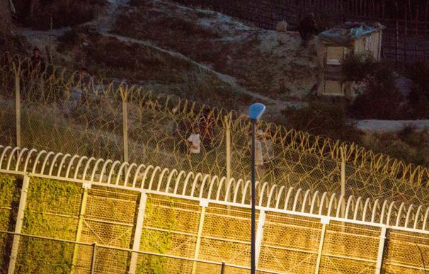 Varios marroquíes intentan llegar a suelo español desde la frontera que separa Melilla y Marruecos.