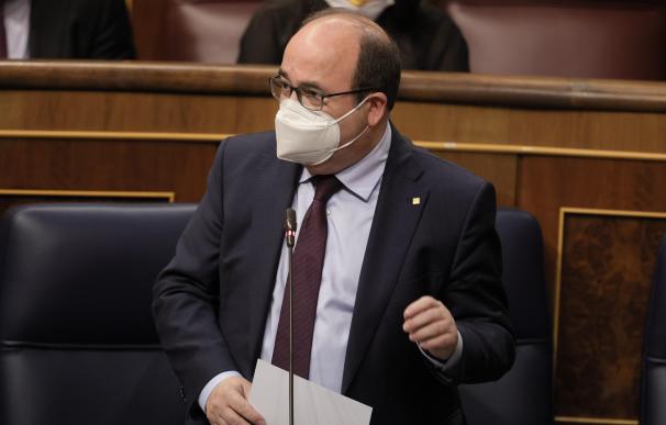 El ministro de Política Territorial y Función Pública, Miquel Iceta, interviene en una sesión de control al Gobierno.