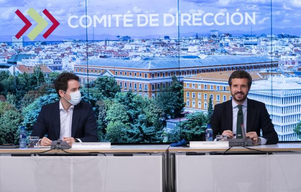 El secretario de Organización del PP, Teodoro García Egea (i) y el presidente del Partido Popular, Pablo Casado