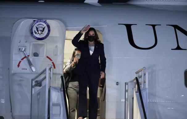 La vicepresidenta de Estados Unidos, Kamala Harris, saluda hoy mientras desciende del avión para dar inicio a su visita oficial a México