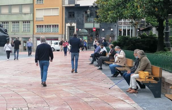 Gente por la calle en Oviedo. EUROPA PRESS 11/6/2021