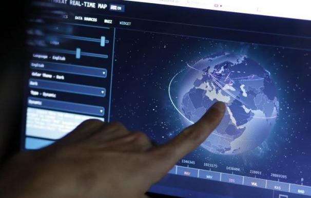 Un ingeniero revisa un mapa en directo con las posibles amenazas de ciberataque en su oficina en Estambul