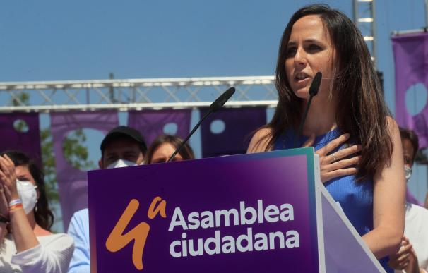 La ministra española de Derechos Sociales, Ione Belarra, da un discurso durante la segunda y última jornada de la IV Asamblea de Podemos.