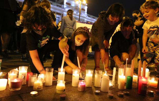 Varias personas participan en una concentración feminista en la Puerta del So lun día después de la aparición del cuerpo sin vida de Olivia, que estaba desaparecida.