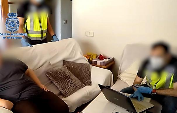 Detenido en Benidorm (Alicante) un pederasta que obtuvo más de 1.000 grabaciones de menores desnudos tras hackear cámaras domésticas.