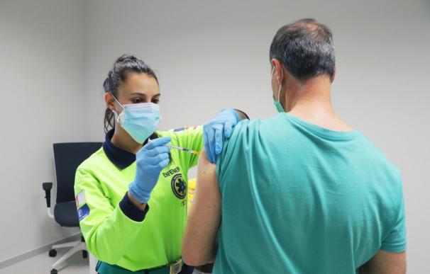 Una profesional sanitaria administrando una vacuna contra el COVID-19 a un castellanomanchego
JCCM
19/6/2021